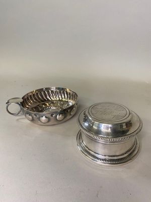 une paire d'assiettes en métal argenté et un bol en métal argenté
