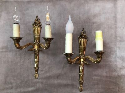 paire d'appliques murales anciennes en laiton avec bougies blanches