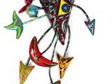sculpture murale en métal multicolore représentant un oiseau et un poisson
