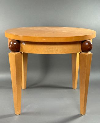 une image représentant une table en bois avec deux pieds et un plateau en bois