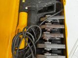 une boîte jaune contenant des outils, posée sur une table