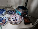 plusieurs assiettes et bols exposés dans une vitrine