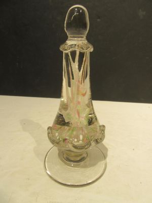 un petit vase en verre contenant une fleur