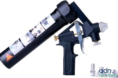 un gros plan d'un pistolet à peinture et d'un pistolet à peinture sur fond blanc