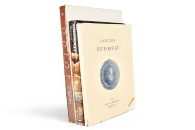 deux livres posés l'un sur l'autre devant un fond blanc