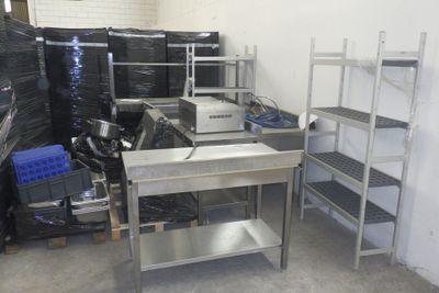 une pièce avec beaucoup d'étagères et beaucoup de bacs