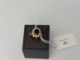 gros plan d'une bague dans une boîte noire avec une étiquette de prix
