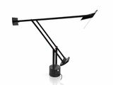 une image représentant une lampe de bureau noire sur fond blanc