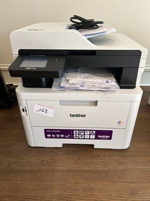 une imprimante posée sur un bureau