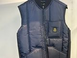 le gilet est suspendu à un cintre accroché au mur