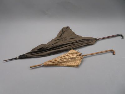 Ombrelle et parapluie, manches en bois.