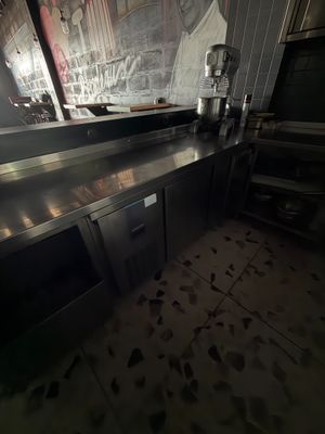 une photo d'une cuisine avec un grand tableau accroché au mur