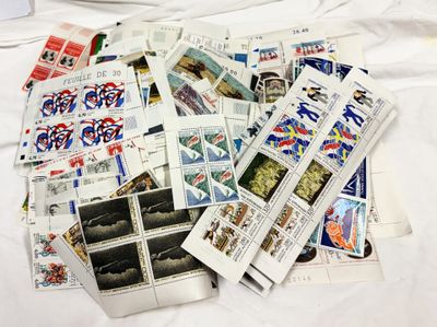 une pile de timbres posée sur un lit