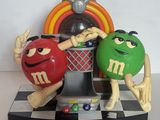 trois M&M's posés sur une table à carreaux