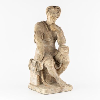 une statue représentant un homme assis sur un tabouret, la main posée sur le menton