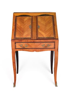 an image of a small wooden desk with a drawer on top of it