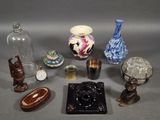un grand nombre d'objets en verre posés sur une table