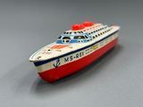 un bateau miniature posé sur une table