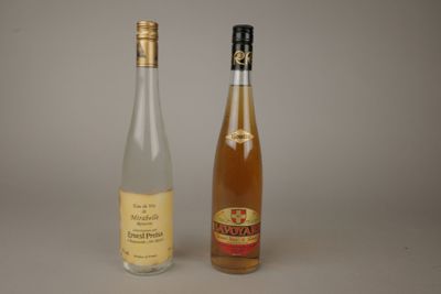 deux bouteilles de vin posées l'une à côté de l'autre sur une table