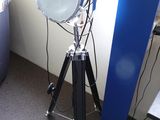 un appareil photo posé sur un trépied dans un coin de la pièce