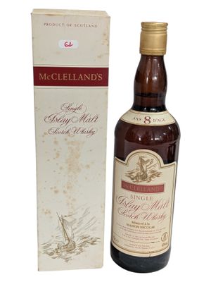 l'image d'une bouteille de whisky posée à côté d'une boîte