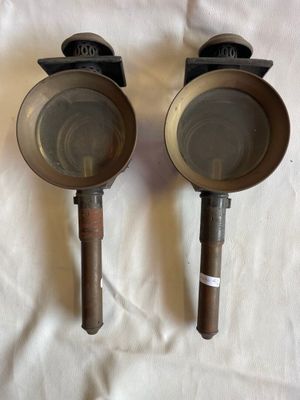 deux objets métalliques posés sur un drap blanc