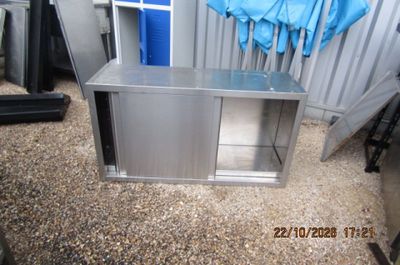 une armoire métallique surmontée d'un parapluie bleu