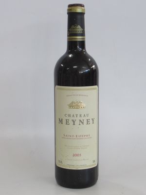 la bouteille de vin est posée sur une surface blanche