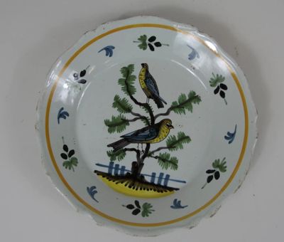 une assiette avec un oiseau sur une table