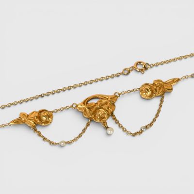 une paire de colliers en or et perles
