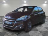 la petite voiture est garée sur un sol en damier dans le garage