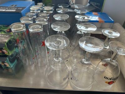 beaucoup de verres à vin vides sur la table