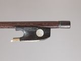un vieil archet de violon avec un manche en bois sur fond blanc