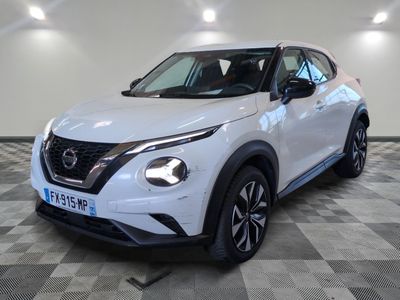 le suv blanc de nissan est garé sur un sol en damier