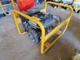 un petit moteur posé sur un chariot dans un garage