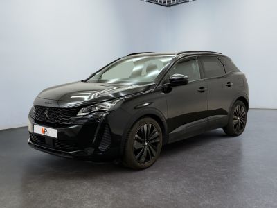 un SUV Toyota C-HR noir garé dans un showroom