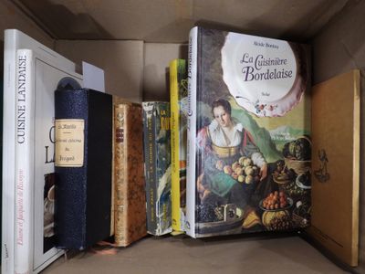 de nombreux livres qui sont rangés dans une boîte sur une étagère
