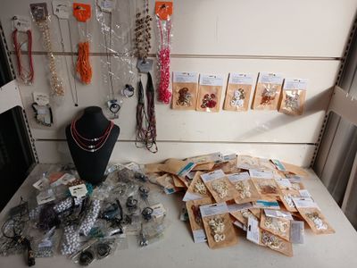 une table sur laquelle sont disposés de nombreux bijoux