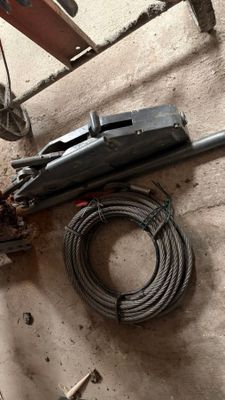 une photo montrant un marteau et des fils posés par terre