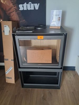 un poêle surmonté d'un meuble, dans une pièce