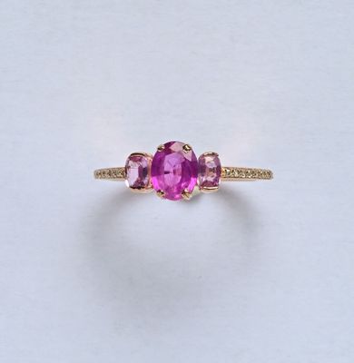 Bague en or rose 9K (375/oo), centrée d'un saphir rose ovale…