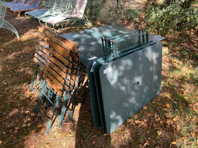 une table et des chaises installées dehors, sur la pelouse