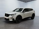 Le SUV blanc est garé dans une grande pièce blanche