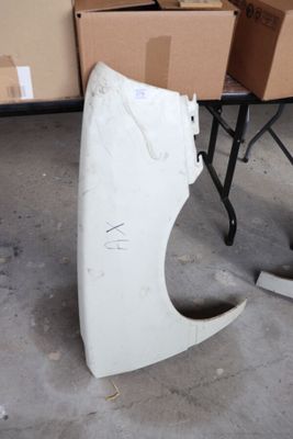 une trace de peinture blanche sur le capot d'une voiture
