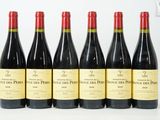 six bouteilles de vin rouge sont alignées