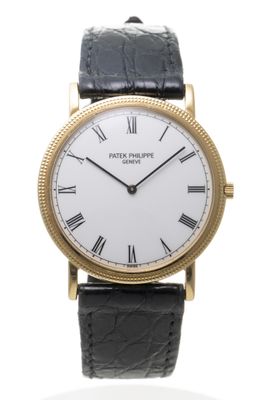 gros plan d'une montre-bracelet avec des chiffres romains