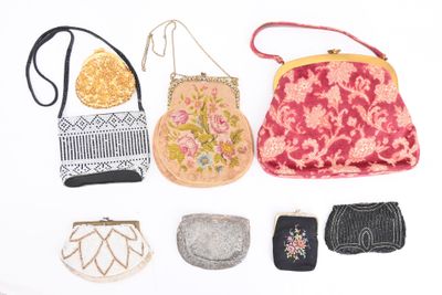 de nombreux sacs à main de styles variés posés sur une surface blanche