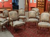un grand nombre de chaises dans une pièce