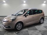 une photo d'un monospace beige garé sur un sol à damier