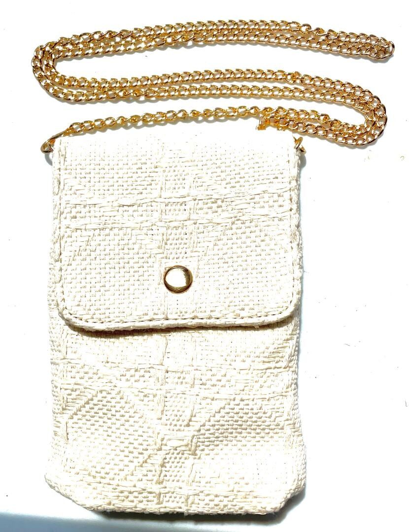 Sac en jute beige porté épaule par une chaine en métal doré - Fermeture par bouton aimanté - L env : 20x15cm - Neuf -...